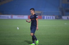 VIDEO: Buồn bã sau trận đấu nhưng Tiến Linh vẫn khiến CĐV nể phục vì hành động chuyên nghiệp