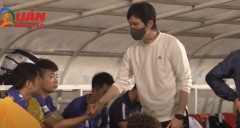 VIDEO: Tân HLV Hàn Quốc của CLB Hà Nội an ủi từng cầu thủ sau thất bại trước HAGL