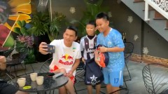 VIDEO: Kiatisuk xứng đáng là HLV thân thiện nhất V.League khi giao lưu với fan nhí