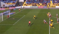 VIDEO: Dồn hết nội lực, cầu thủ sút penalty mạnh tới mức rách cả lưới
