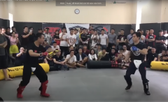 VIDEO: Đấu binh khí tại Việt Nam, võ sĩ côn nhị khúc bị đối thủ dùng đoản côn đánh không thương tiếc