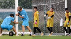 VIDEO: Ông Park mệt bở hơi tai khi bê cầu môn, đích thân phục vụ thủ môn ĐTQG
