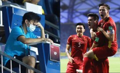 Tuấn Anh chăm chú ngồi đọc sách trên khán đài dự trận Việt Nam đấu Malaysia