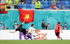 Quốc kỳ Việt Nam xuất hiện ở những vị trí đẹp nhất, chiếm trọn spotlight trận Tây Ban Nha vs Thuỵ Sĩ