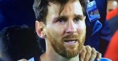 VIDEO: Messi lần đầu tiên bật khóc khi hát Quốc ca Argentina