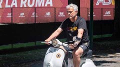 VIDEO: HLV Mourinho cực ngầu khi cưỡi xe vespa trong sân tập Roma