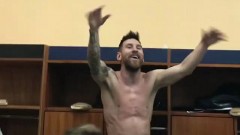 VIDEO: Messi làm 'cơ trưởng', ôm cúp nhảy và hát giữa phòng thay đồ
