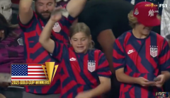 VIDEO: Vô địch Gold Cup, CĐV tuyển Mỹ rải tiền trên khán đài ăn mừng