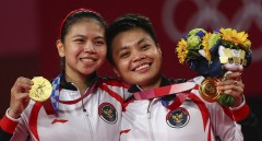 Hai VĐV Indonesia 'bơi trong tiền' sau khi đánh bại Trung Quốc để giành HCV Olympic