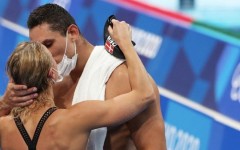 VIDEO: Màn an ủi bằng nụ hôn của kình ngư giành huy chương tại Olymic gây sốt MXH