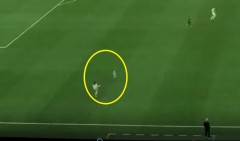 VIDEO: Cậu bé 2 tuổi chạy vào sân giữa trận đấu để đuổi theo các cầu thủ