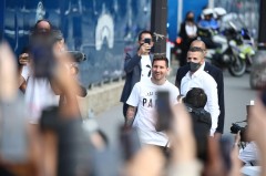 VIDEO: Giao thông Paris 'ngưng trệ' để hộ tống Messi kiểm tra y tế tại PSG