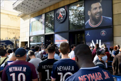 VIDEO: Hàng dài người dân Paris xếp hàng để mua áo đấu của Messi