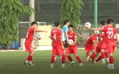 VIDEO: ĐT Việt Nam rèn sự khéo lép bằng trò múa bóng cực vui