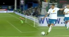 VIDEO: Nghi vấn 'bán độ', thủ môn tự nhiên trượt chân để đối thủ ghi siêu phẩm