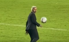 VIDEO: Chủ tịch Beckham tâng bóng điệu nghệ khi mặc suit