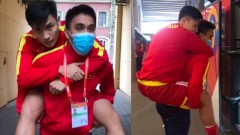 VIDEO: Tuyển thủ Việt Nam dính chấn thương, phải nhờ đồng đội cõng ra xe