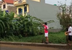 VIDEO: Đoàn Văn Hậu thả diều bất chấp thời tiết mưa gió