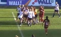 VIDEO: Va chạm nhẹ, cầu thủ nữ 2 đội lao vào 'tỉ thí võ công' ngay trên sân