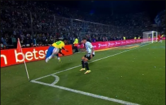 VIDEO: Biểu diễn kỹ thuật thượng thừa, Vinicius biến hậu vệ Argentina thành gã hề