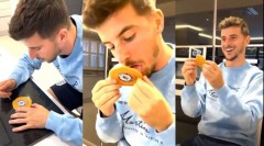 VIDEO: 'Đu trend' tách kẹo, Mason Mount khiến người xem không nhịn được cười