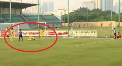 VIDEO: Sao trẻ của bầu Đức 'quỳ lạy' trọng tài trong trận thua trước lứa trẻ bầu Hiển