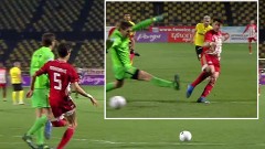 VIDEO: 'Bàn thắng siêu hài hước', cầu thủ núp lưng thủ môn và ghi bàn kiểu...'ăn trộm'