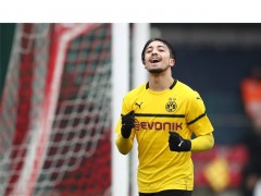 VIDEO: Sao trẻ Dortmund được nhiều ông lớn 'thèm khát' lập siêu phẩm khiến các đàn anh nể phục
