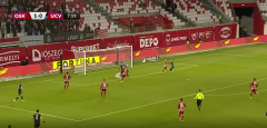 VIDEO: Cầu thủ ghi bàn bằng tay lộ liễu vẫn được trọng tài công nhận bàn thắng