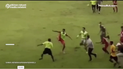 VIDEO: Bóng đá Indonesia hỗn loạn, cầu thủ, BHL và CĐV hành hung trọng tài tới tấp trên sân