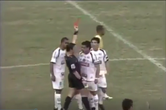 VIDEO: Bị cầu thủ hét vào mặt, trọng tài ôm mặt lăn đùng ra sân ăn vạ