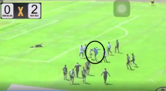 VIDEO: Thủ môn dự bị song phi từ ngoài sân và tung cú đá chí mạng vào thủ môn trên sân