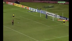 VIDEO: Cầu thủ Brazil gây sốt với pha chạy đà siêu chậm rồi nhảy chân sáo sút phạt đền...ra ngoài