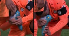 VIDEO: Cầu thủ dùng răng để...xỏ giày cho đồng đội