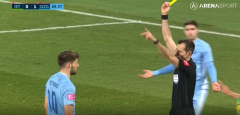 VIDEO: Đá thành công penalty, cầu thủ ngớ người khi bị trọng tài rút thẻ đỏ, hủy bàn thắng