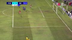VIDEO: Cầu thủ Brazil khiến người xem ngỡ ngàng khi đi bóng qua hết đối phương nhưng lại đá lên trời