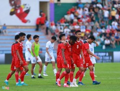 Ronaldo phiên bản Indonesia gục xuống buồn bã vì không được đá phạt đền