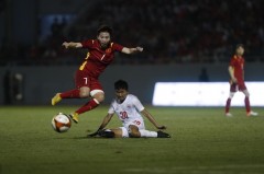 VIDEO TRANH CÃI: 2 tình huống nữ cầu thủ Việt Nam bị đối phương chơi 'chém đinh chặt sắt' ngay trong vòng cấm