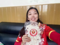 Đội trưởng Huỳnh Như bận rộn với nghề tay trái bán dừa