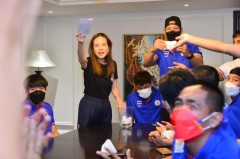 CĐV Thái Lan: 'Madam Pang đừng ném tiền vào bóng đá nữa, nó sẽ chỉ như đổ sông đổ biển thôi'