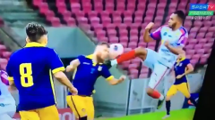 VIDEO: Cầu thủ bay người, tung cú đá kungfu vào mặt đối thủ