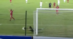 VIDEO: Pha bay người khó hiểu của thủ môn Afghanistan 'tiếp tay' cho đội tuyển Việt Nam đá phạt góc ghi bàn