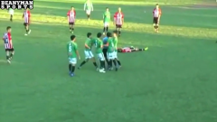 VIDEO: Bị phạt thẻ vàng, cầu thủ cay cú đấm gục trọng tài trên sân