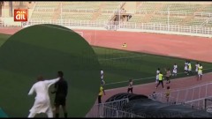 VIDEO: Bỏ qua lỗi việt vị, trọng tài biên bị chủ tịch đội bóng 'xuống tay' không thương tiếc