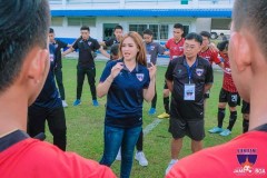 Chưa hết cay cú vì thua đau ở giải Đông Nam Á, CĐV Thái Lan liên tục quấy rối 'nữ tướng' bóng đá Lào