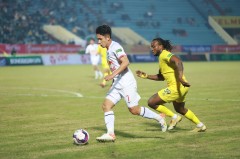 Chuyên gia Vũ Mạnh Hải: 'Các đội bóng V-League đá chỉ 2,3 đường chuyền đã mất bóng, xem rất chán'