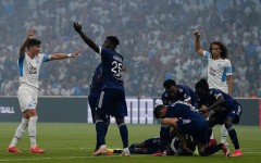 Hãi hùng tiền đạo tại Ligue 1 đột quỵ tại chỗ khi đang thi đấu trên sân