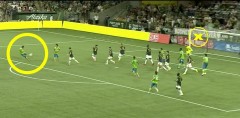 VIDEO: Cú bắt volley 'đẳng cấp' khiến thủ môn đứng hình