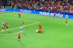 VIDEO: Fan cuồng 'lộn nhào' trên sân, gián đoạn trận đấu của Manchester United