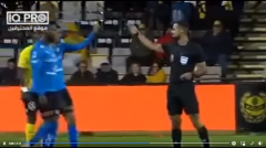 VIDEO: Ngược đời trọng tài bị nhận thẻ vàng từ cầu thủ trên sân